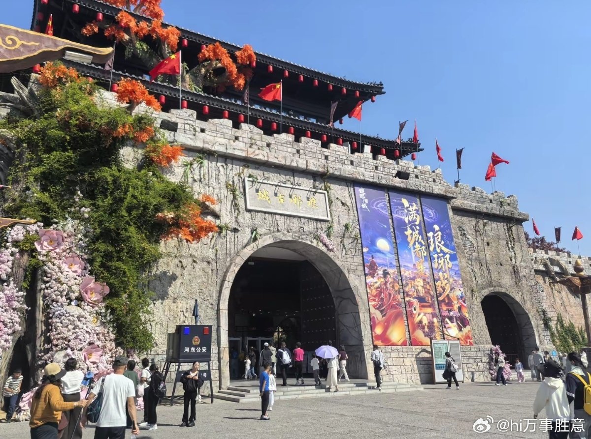 国庆假期，把我的深蓝S05充满电，带着全家一起奔赴琅琊古城。这车车内空间宽敞，乘坐舒适。漫步古城街巷，沉浸式感受千年琅琊风华，华灯亮起更是氛围感拉满。一趟惬意的短途出游，美好又难忘。#我是深蓝百万分之一# ​