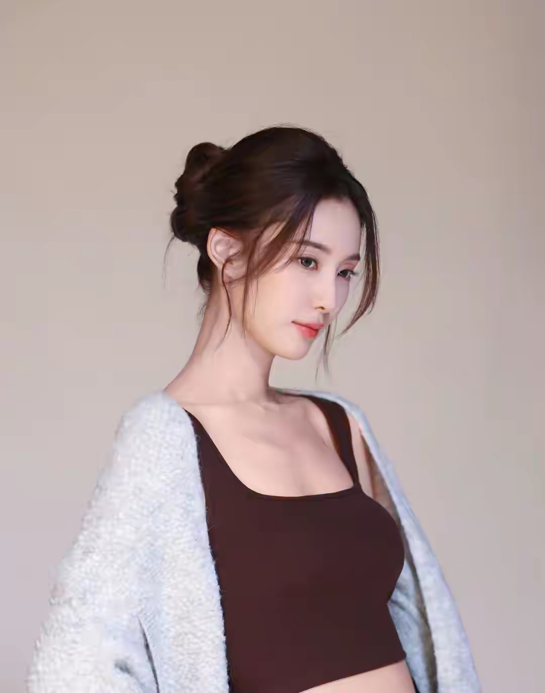 徐艺洋写真美图，氛围感直接拉满
徐艺洋这组写真太亮眼！自带清冷又灵动的气质，五官精致立体，氛围感拿捏到位。蓬松卷发慵懒散落，衬得脸型小巧精致，妆容干净高级，恰到好处凸显眉眼优势。
曼妙身姿舒展大方，穿搭简约又时尚，流畅的线条尽显优越体态。镜头下她神态松弛，时而温柔浅笑，时而眼神冷感，可甜可御，风格切