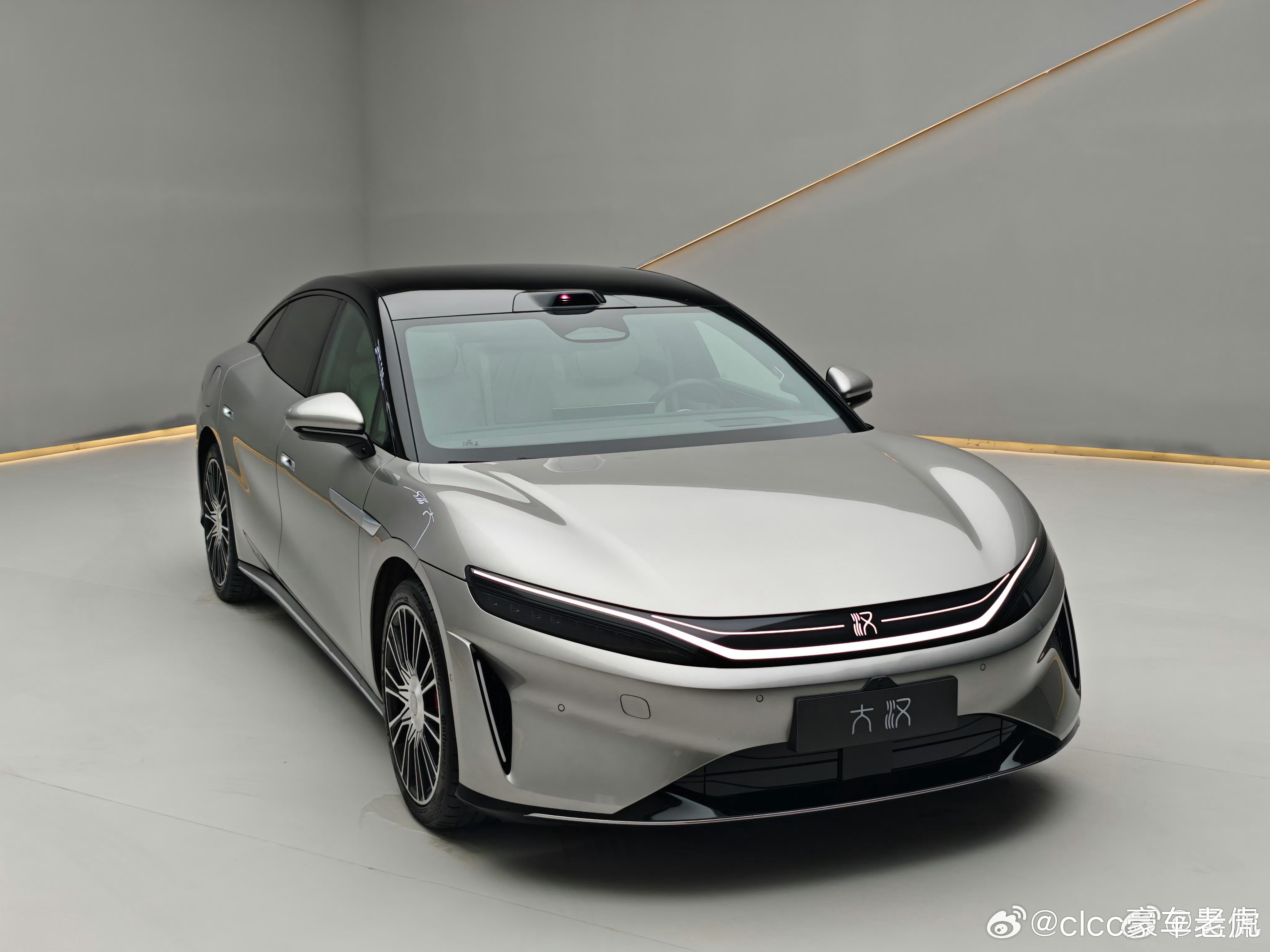 #比亚迪大汉##王传福# #2026成都车展# 比亚迪的外形设计一直不太OK，有人马上反驳，可是比亚迪销量高啊！

记住一句话:品味是销量的敌人！大部分销量高的车子都丑！比亚迪丑，特斯拉更丑！

这一次比亚迪大汉外形很漂亮，必须给设计师点个赞，但内饰设计扫了一眼，高级感还是有点缺乏，具体看后续啥情 ​