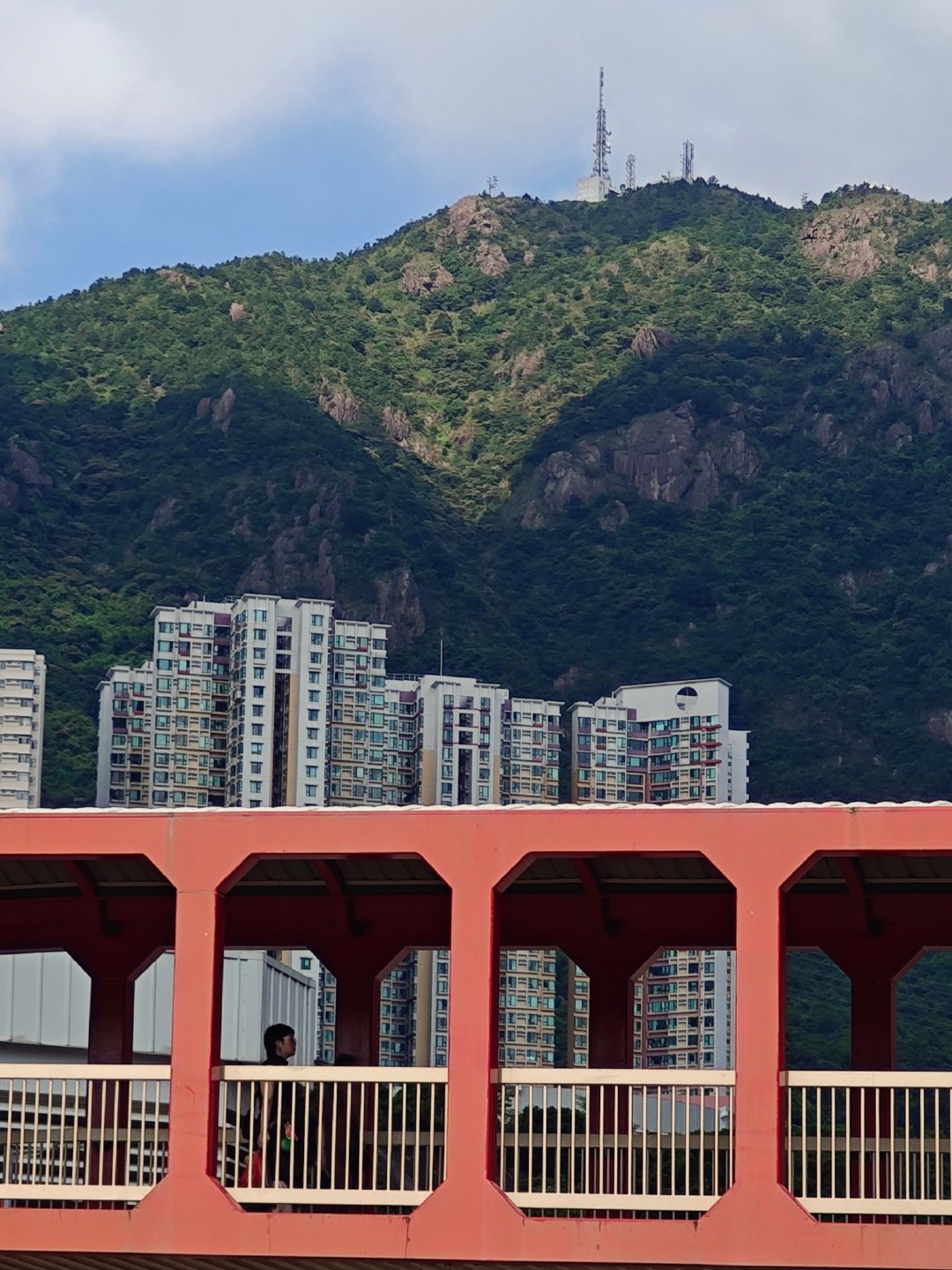 #于东来对负债100w的建议#
一个已经功成名就、完全可以把时间留给自己的人，还愿意反复去回答年轻人的困惑，工作、人生低谷这些很具体的问题，其实挺难得的。 更重要的是他不是在讲什么“成功学”，而是在试图告诉一个已经走进死胡同的人：先把问题拆开，怎么活下来。这份善意本身就值得尊重。 ​