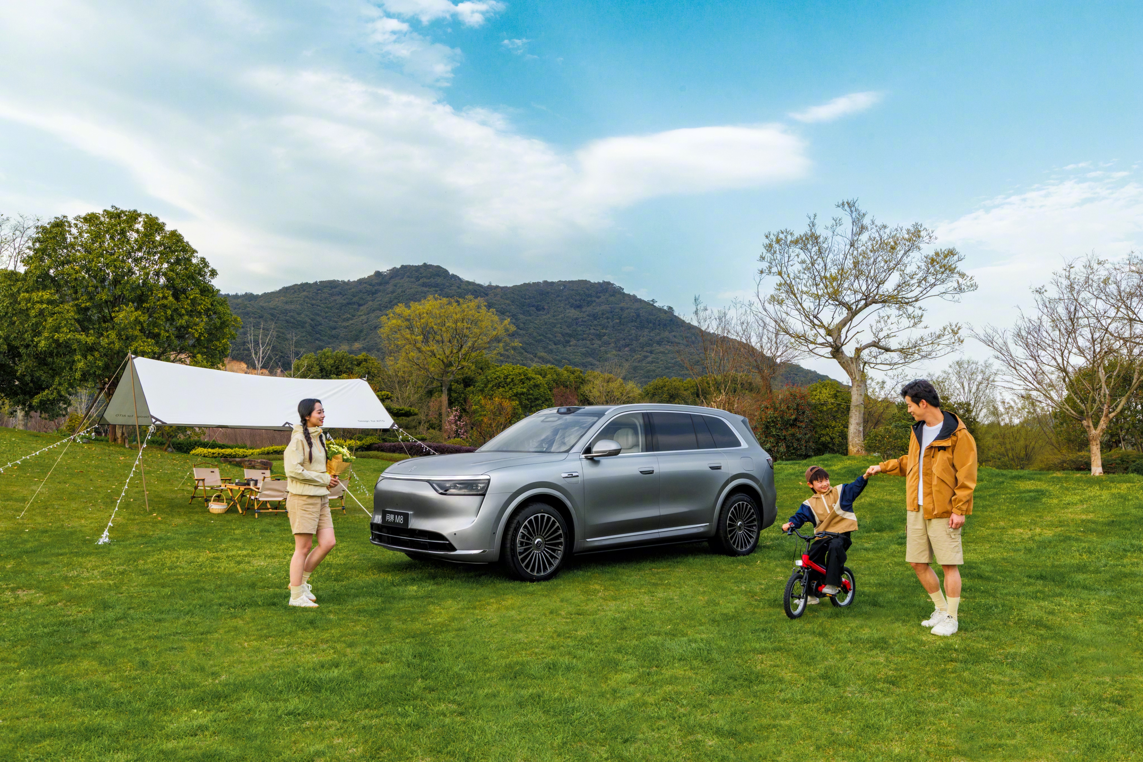 三代同堂无压力，问界M8百变空间承包春节全家出行 春节出行，最怕的就是...