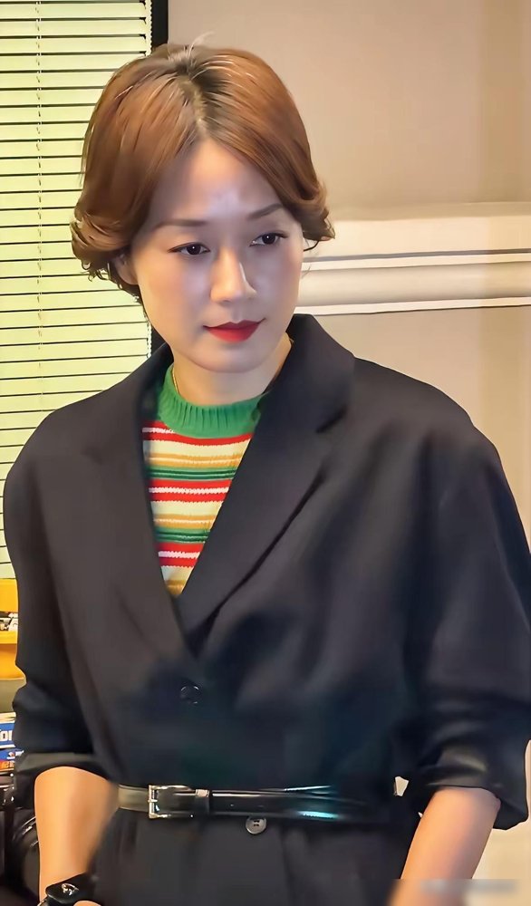 马伊琍穿件黑大衣被全网嘲土，说不如路人。可你再看她刚干完的事，增重十斤，素颜出镜，满嘴东北大碴子味演五金店老板娘。
《余红旧事》单集才18分钟，开播热度干到7500，豆瓣7.7。她不演女强人了，演个底层女人，往那一站就是陈红本人。
为了角色能把自己糟蹋成这样，转头穿件大衣就被骂没衣品。到底是她不