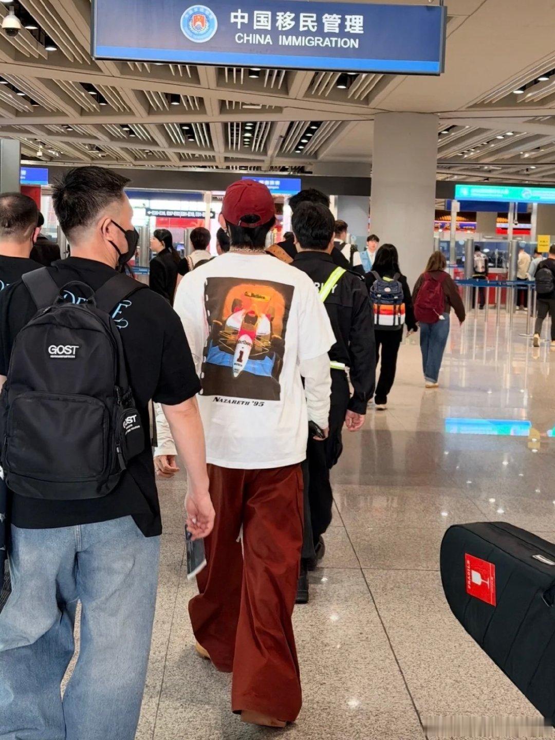 #小鬼王琳凯[超话]#  新加坡✈️太帅了好会穿 ​