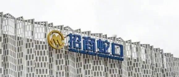 有件事，越想越气。
真的忍不了！
高压之下仍敢伸手，杭州这场商务酒局里，女员工被劝酒后又遭强制猥亵、推倒致轻伤二级，两名嫌疑人一个是企业高管、一个是公职人员，全被刑拘免职，可这恰恰说明，少数人骨子里的劣根性不会因严打而自愈，&