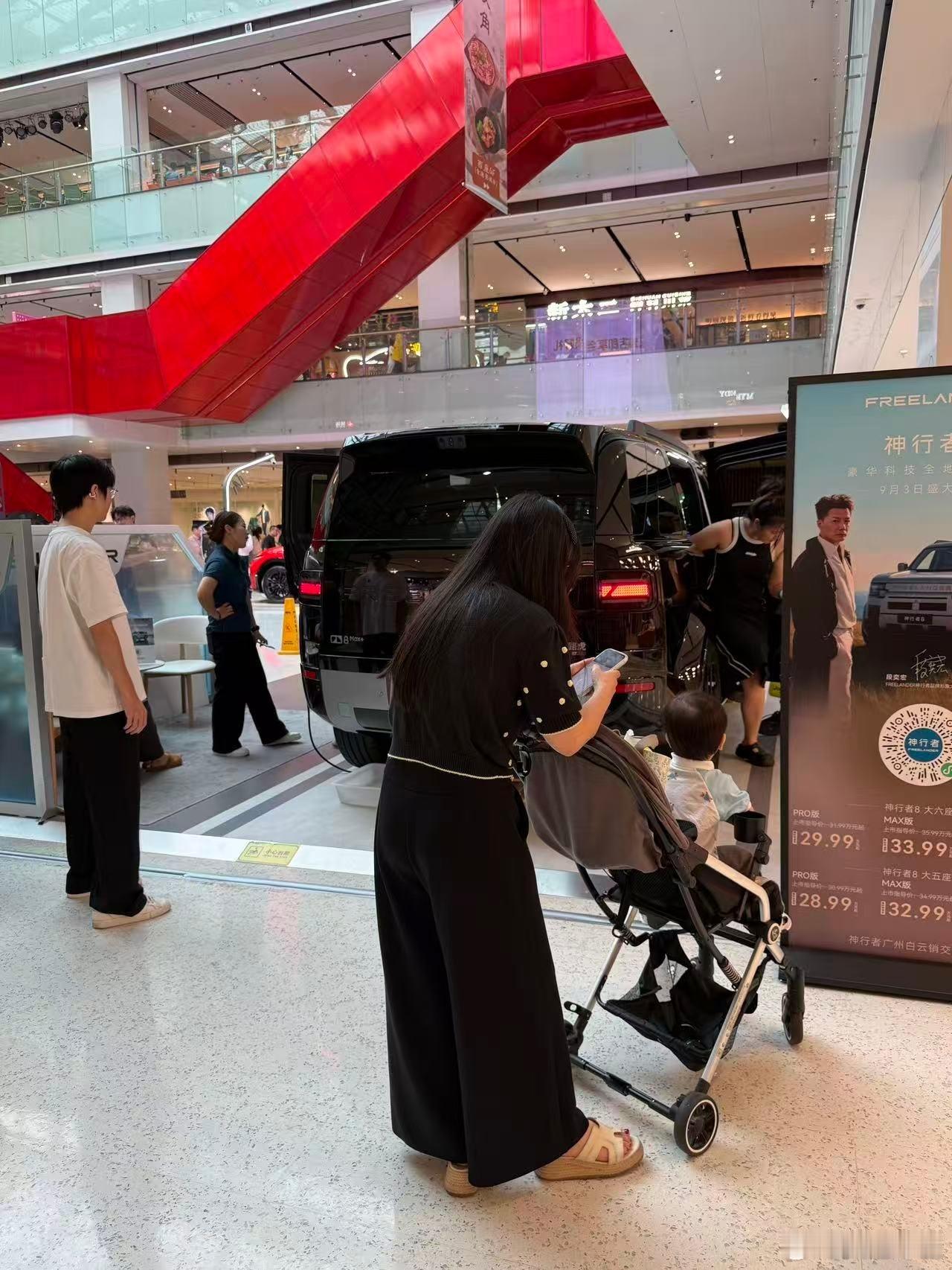不愧为人气王，豪华硬派SUV神行者8太火爆
今天算是见识到什么叫上市即爆款了🎉
商场里的神行者8展车人气也太高了
逛商场的男女老少都要停下来看一看

听说它上市12小时大定破5000台📈 
首发限定版1000台全部售罄⚡ 
截止9月2日订单已破16725台💥

更狠的是
神行者8的大六座限时权益价29.99万元起 ​