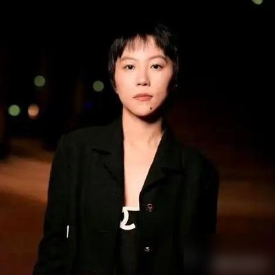 公园遛狗被围拍，窦靖童跟宋妍霏同框，俩人往那一站，松弛感直接拉满。
没有精致妆造，没有刻意营业。中性穿搭，牵着狗，慢悠悠晃。路人镜头里，窦靖童还是那副爱谁谁的劲儿，宋妍霏在旁边也一点不端着。
说实话，这种画面比什么红毯精修都耐看。不硬凹姐妹情，不互相抢镜，就是真熟。
网友扒了下行程，窦靖童前脚