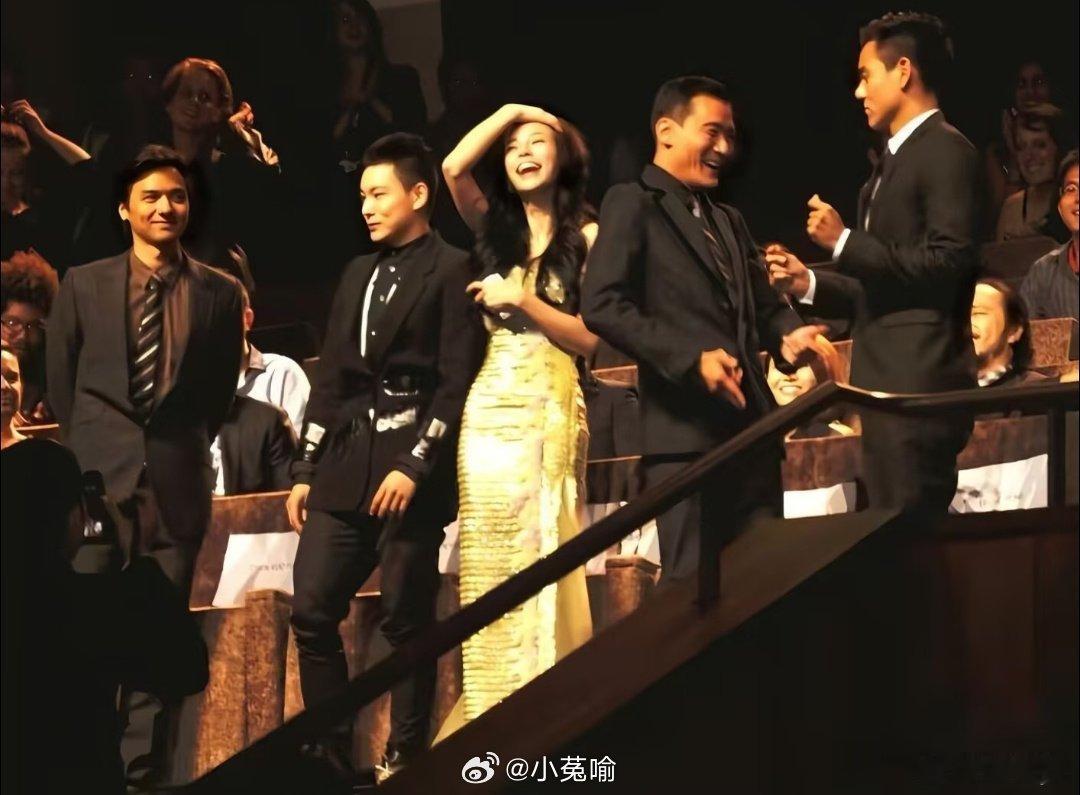 原来白鹿这张神图是在模仿baby，拍出来的感觉好像和想象中不太一样啊[思考][思考][思考] ​ ​​​
