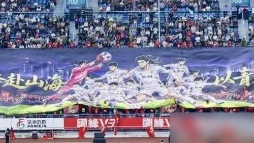 常州人疯了，半决赛还没开打，先把盐城几条马路给“封”了。
今晚7点40，苏超半决赛首回合，常州队客场踢盐城。盐城那边15点就开始交通管制，海洋路、解放路直接限行到晚上10点。高铁站西广场专门安排了志愿者，常州球迷下了车跟着走，大巴直达奥体南门，这待遇跟接外宾似的。
上一轮打苏州，主场3比0，两回