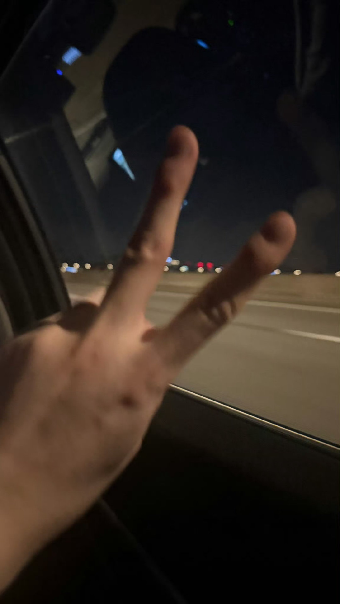 说真的 金允植手机是烂了吗 为什么老有白边？
全都是截图？ 从视频里截屏不累啊[泪奔][泪奔] ​