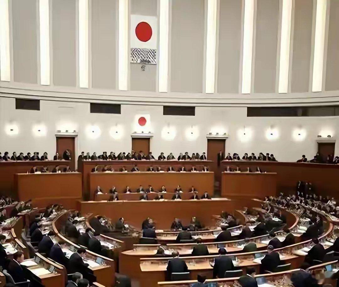 日本驻澳大使警告中方：侮辱日本等同于宣战，该发怒的时候就发怒

一句“侮辱日本等同于宣战”，真正需要警惕的地方，不是这几个字听起来有多强硬，而是说这句话的人，以及日本安全政策这几年正在往什么方向移动。先把身份讲清楚，山上信吾2023年已经结束驻澳大利亚大使任期，同年底退出日本外务省。到 ​