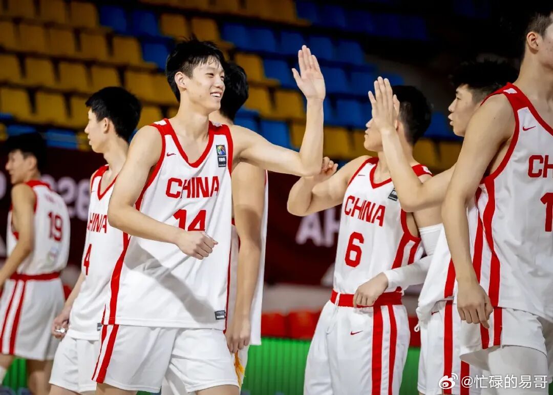 【外线17记三分射落菲律宾 国青男篮晋级U19世界杯】 
　　8月21日，2026年国际篮联U18男篮亚洲杯四分之一决赛在印度艾哈迈达巴德打响，中国U18男篮以117比103击败菲律宾队，以四连胜战绩强势闯入四强，同时提前锁定2027年U19男篮世界杯参赛资格。全场比赛中国队外线火力全开，全队三分球33投17中，命中 ​