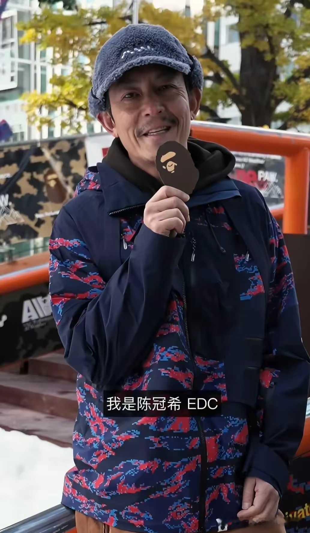 陈冠希老的太快了，为什么呢？虽然一身潮牌，但是真的好像农村的大爷。