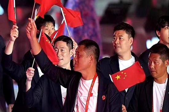 9月23号那天看亚运榜单，中国队以47枚金牌、20枚银牌和10枚铜牌稳居第一
 

当时家里侄子突然冒出一句，中国香港队和澳门队夺冠时都奏国歌，那中国台北队运动员拿金牌时放什么歌
 

我随口回了句奏国歌，结果他偷着笑，倒把我给问愣住了
 

查了下数据，那天香港队3金6银7铜排第六，澳门队1金4银