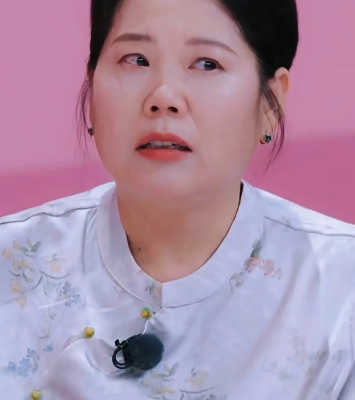 陈艾森去张家齐家，两人相处的片段你们看了没？非常的放松自然，这是一种和熟人的相处状态。两人点外卖，吃饭的时候分食物夹食物，看得出来两人确实是非常熟悉。

反观张家齐妈妈去她家的时候，张家齐整个人是非常抵触的，从她妈一进门，张家齐就是一个防御状态。

妈妈进门，张家齐立马坐下来继续化妆，这种下意识的就