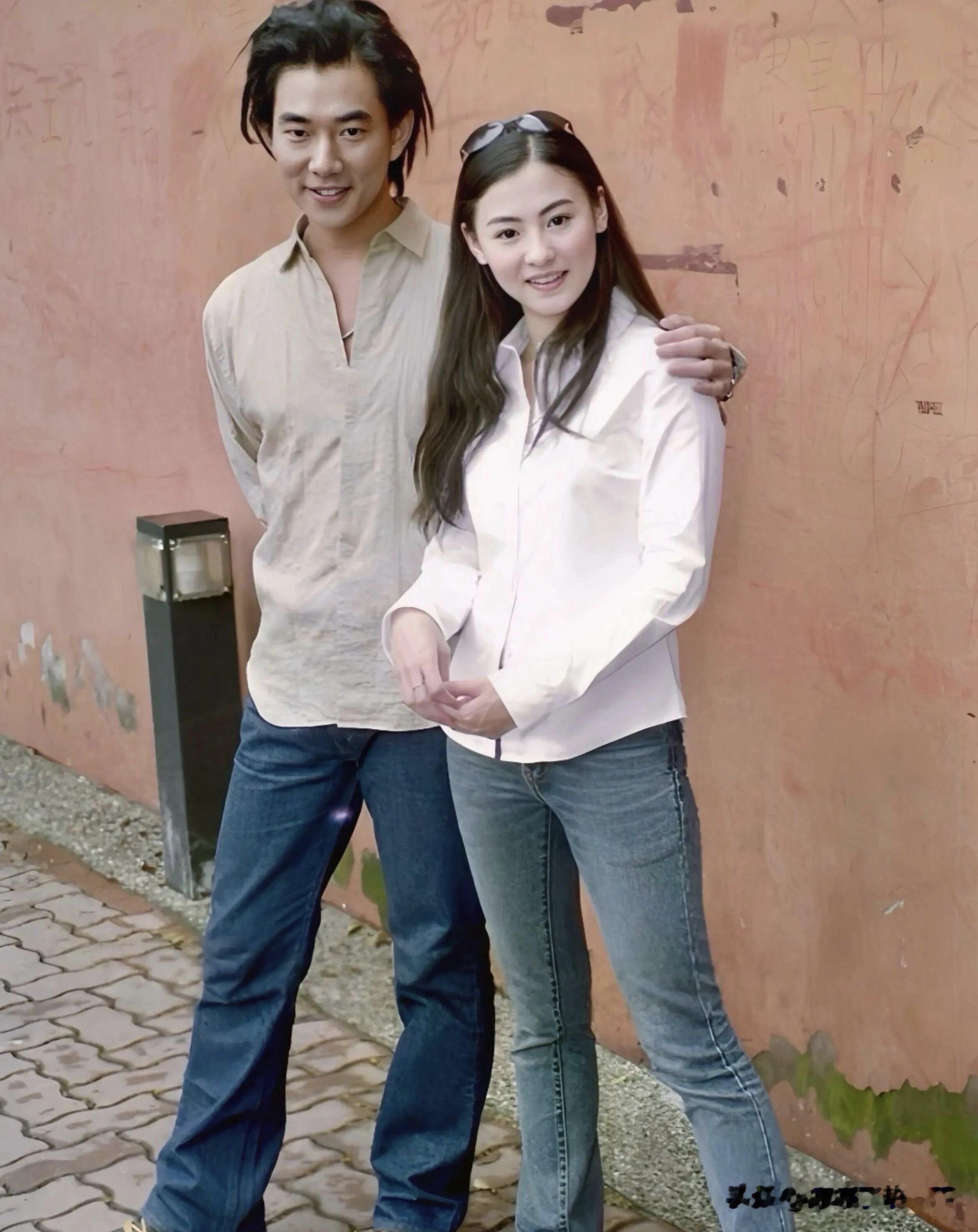 老镜头里19岁的张柏芝，白衬衫牛仔裤，没有厚重底妆与瘦脸特效，眉眼清亮通透。一旁长发的任贤齐笑得坦荡，满是旧时光独有的松弛。
想起《星愿》里的秋男和洋葱头，当年没有成熟的精修体系，情绪表达直白又真诚，不刻意掩饰细微痕迹。那时的荧幕形象很有烟火气，带着普通人的鲜活感，让人觉得真切。
如今高清设备、精致