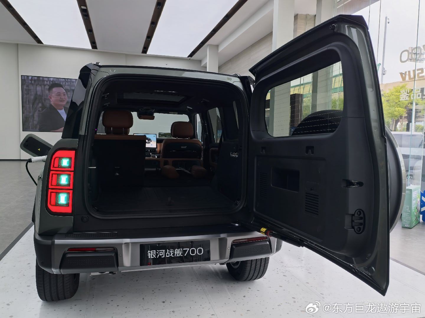 中大型AI全地形硬派SUV“城市通勤+硬核越野”——银河战舰700
————AI智能四区、千匹级动力、越级配置

笔者今天下午来到了济南工业北路黄台电厂银河战舰专卖店现场体验，因没有数据，结合银河智能构架和车型目测到的实物，全屏笔者分析而赘述。（银河战舰700上市发布会没看啊） ​