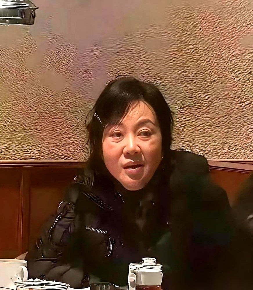 闫妮素颜吃火锅被拍，评论区一堆人笑她脸垮了。54岁，眼袋法令纹全出来了。
搁别人身上可能得失眠三天，闫妮根本不在乎。记者问她，她说得特直白：生活里我就是个普通人，镜头前把角色演好就行了。
她还自曝相亲，一听对方50多岁下意识嫌太老，说完才想起来自己也50多了，当场笑场。
你看，人家早就不靠脸吃