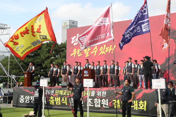 现代汽车韩国本土全面罢工了，时隔十年再来一轮。劳资谈了16轮彻底谈崩，不仅现代本部停工，核心零部件子公司同步停摆，韩国金属工会还拉着全行业一起罢。行业预估损失超2.85万亿韩元，差不多140多亿人民币。产能停了订单压着供应链断着三重打击。现代起亚在华份额这些年本来就一路跌，海外大本营再出这档子事，进