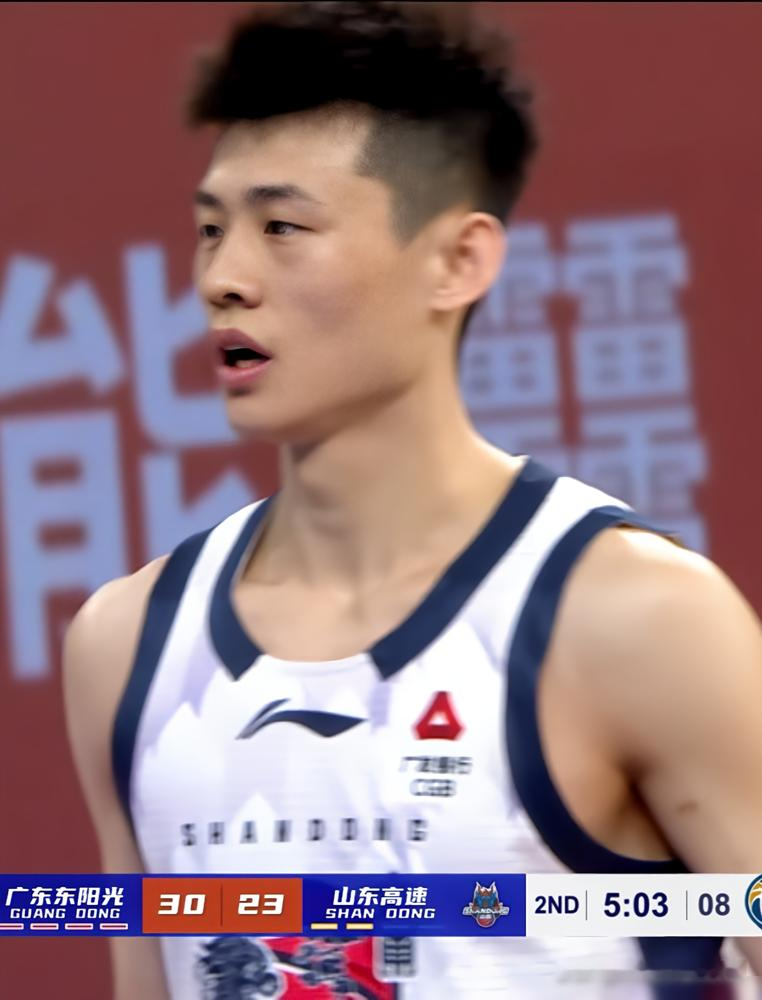 广东男篮单外援出战，硬生生被山东队在落后中逆转了。
10月9日这场季前赛，山东74比68拿下广东。全场最惊喜的，是刚加盟的王岚嵚。上场24分钟，5投4中，高效拿下10分4篮板。树挪死人挪活，到了山东他直接被战术体系盘活了。
但隐患也不是没有。王岚嵚和砍下18分7板5助攻的新外援班顿，手里都需要有