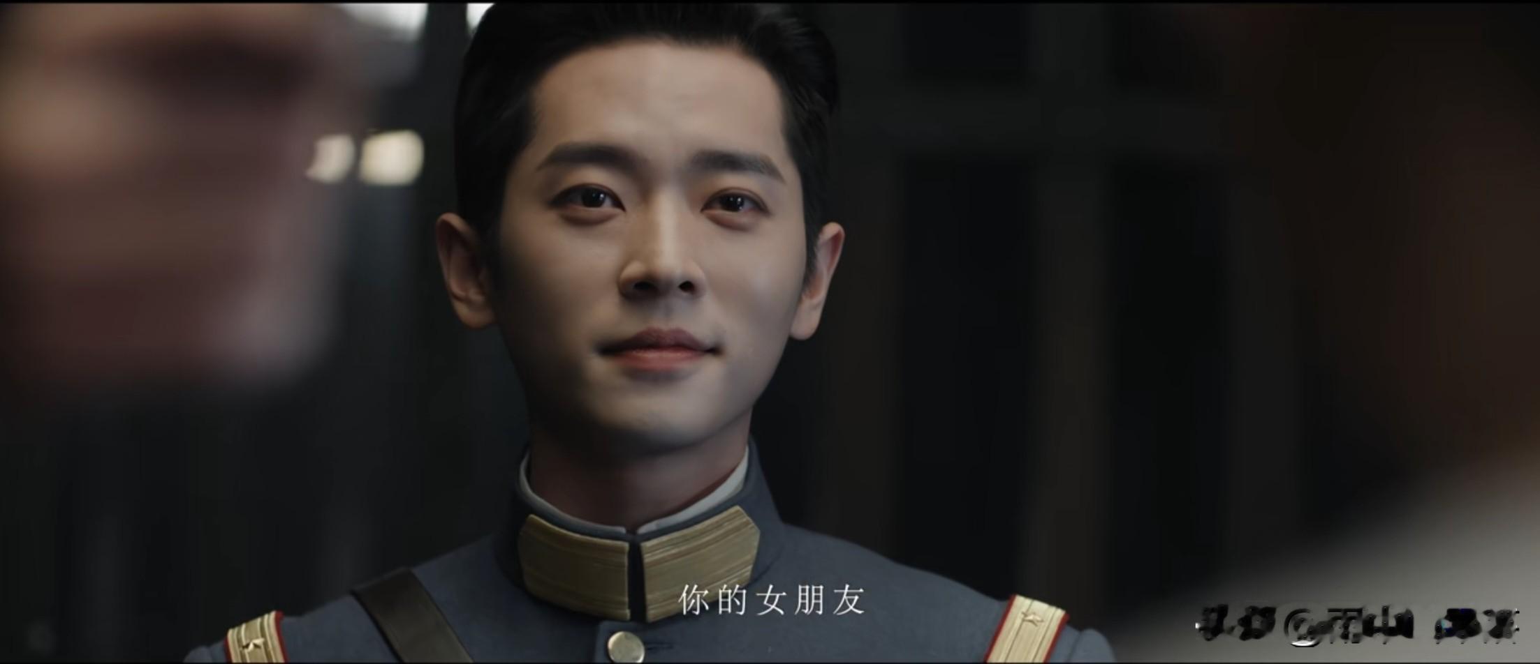 《玉簟秋》虞昶轩会这么快爱上叶平君我不奇怪，叶平君会百般抗拒虞昶轩我也觉得不稀奇，但我没想到的是，虞昶轩竟然这么快就发现了叶平君早就有个未婚夫了。
这剧情里的人物关系真是一下变得剪不断理还乱。
虞昶轩表面上对陶紫宜示好，可私底下一直对叶平君纠缠不休。
陶紫宜面上一直表现的很嫉妒叶平君，可面对虞昶轩，