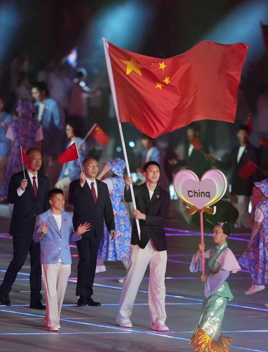 #胡明轩[超话]# 
 心里忐忑没关系，站上台，就大大方方发光。 ​