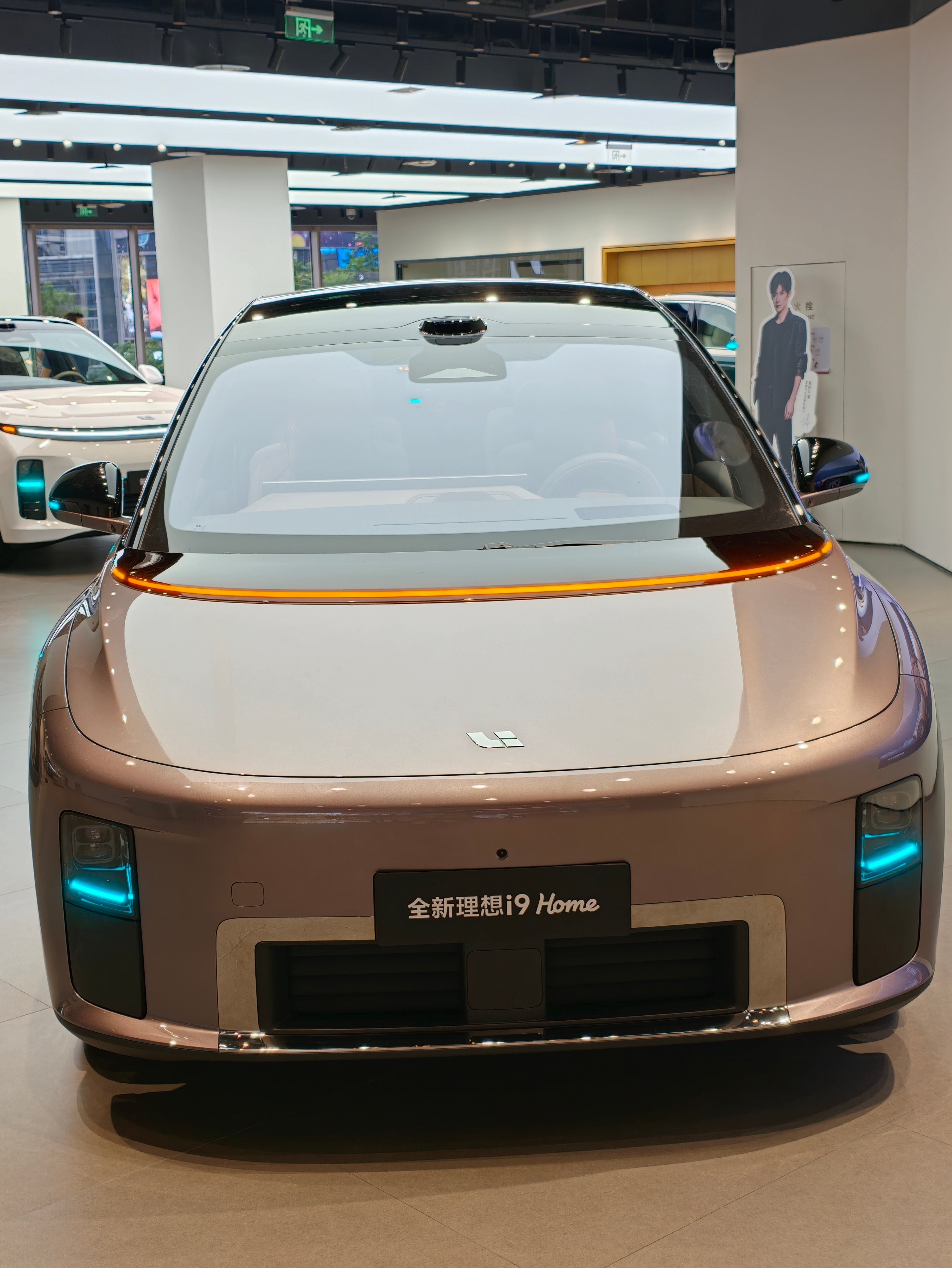 家里两台小朋友慢慢长大，原来的 Model Y 已经不太满足全家出行。实话实说特斯拉的操控确实不错，但座椅、底盘偏硬，家人坐久了很容易晕车，一直想找一台更适合二胎家庭的六座车。听朋友推荐理想新款 i9 性价比很高，趁着周末，我带着老公和两个孩子，专程打卡重庆光环购物公园理想门店。
 
接待我们的 ​