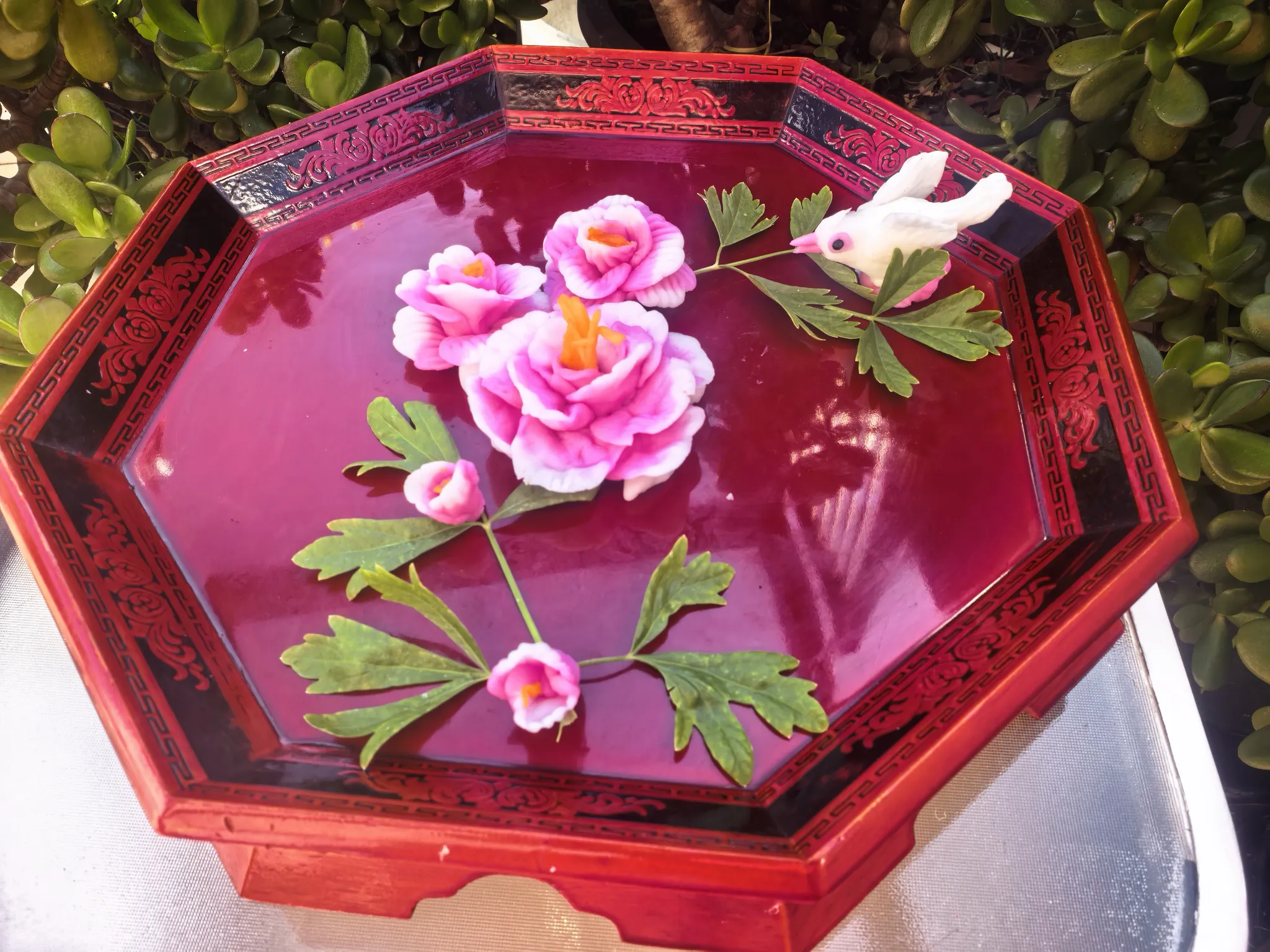 在悉尼的空闲时间里，随手做盘艺术米点“鸟语花香”。这花卉和小鸟是用大米粉做的，颜