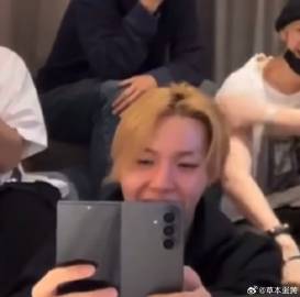 到点了 大爷又拿起他的折叠屏手机 乐呵呵地看起每日晚间新闻