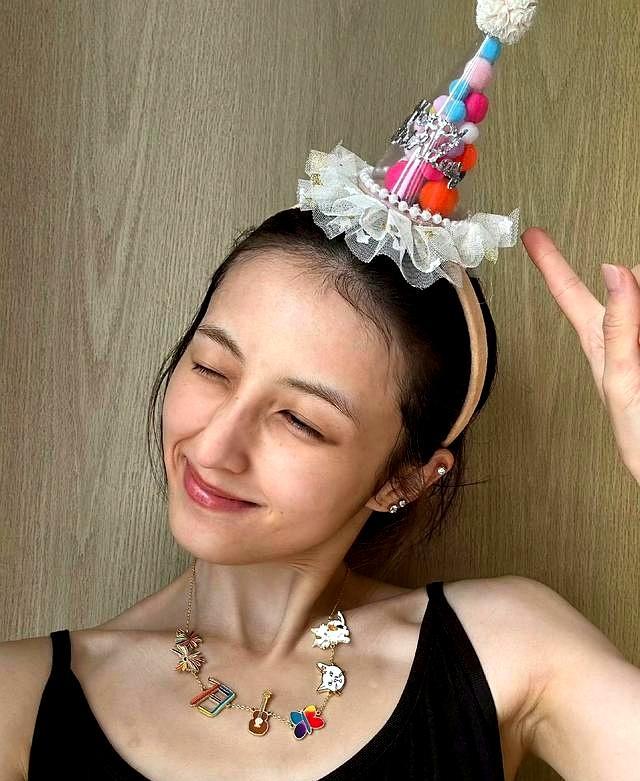 张子枫喜迎25岁生日，晒素颜照片，瘦到脸型变形 ​