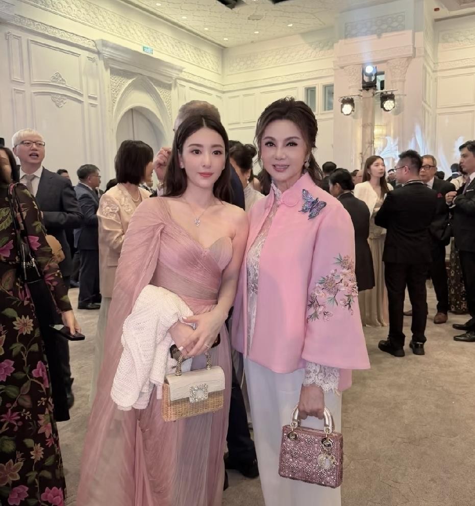 方媛在奚梦瑶澳门答谢宴上穿了条粉色长裙，跟四太合影也是温温柔柔的，一点没抢风头。说实话，内娱能做到这份上的真不多。
婚后生了三个女儿，郭富城现在开口闭口“我太太”“我女儿”，演唱会直接带女儿上台跳舞，走哪儿都乐呵呵的。
就感觉这俩人挺搭的。她安安静静不折腾，他大大方方晒幸福，日子过得稳稳当当。
你们