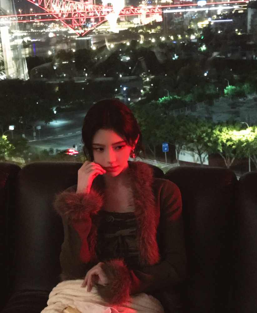 现在资本最喜欢的女演员，鞠婧祎凭什么？
关于她是否整容这件事都吵了十几年啦，至今没有定论，她跟她的团队也不吭声，就证明混过来
谁能想到，如今她竟然成了资本们最喜欢用的女演员
鞠婧祎很红吗？也就一般
鞠婧祎很漂亮吗？也算不上顶级
鞠婧祎最大的特点可能就是便宜，而且不挑剧本，有戏就演
对资本来说，鞠婧祎