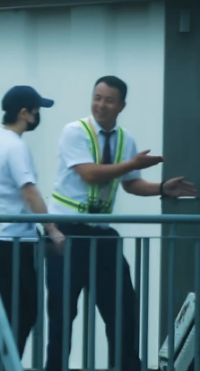 😄这大哥有点演我们，他看到王队还比较淡定