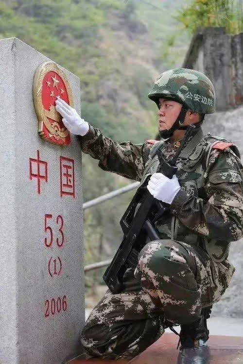 守卫在中印边境的武警战士，  
每次巡逻执勤经过界碑旁边，  
战士总会深情地抚摸界碑上悬挂着的国徽！  
深切表达对伟大祖国的无限忠诚 ​ ​​​
