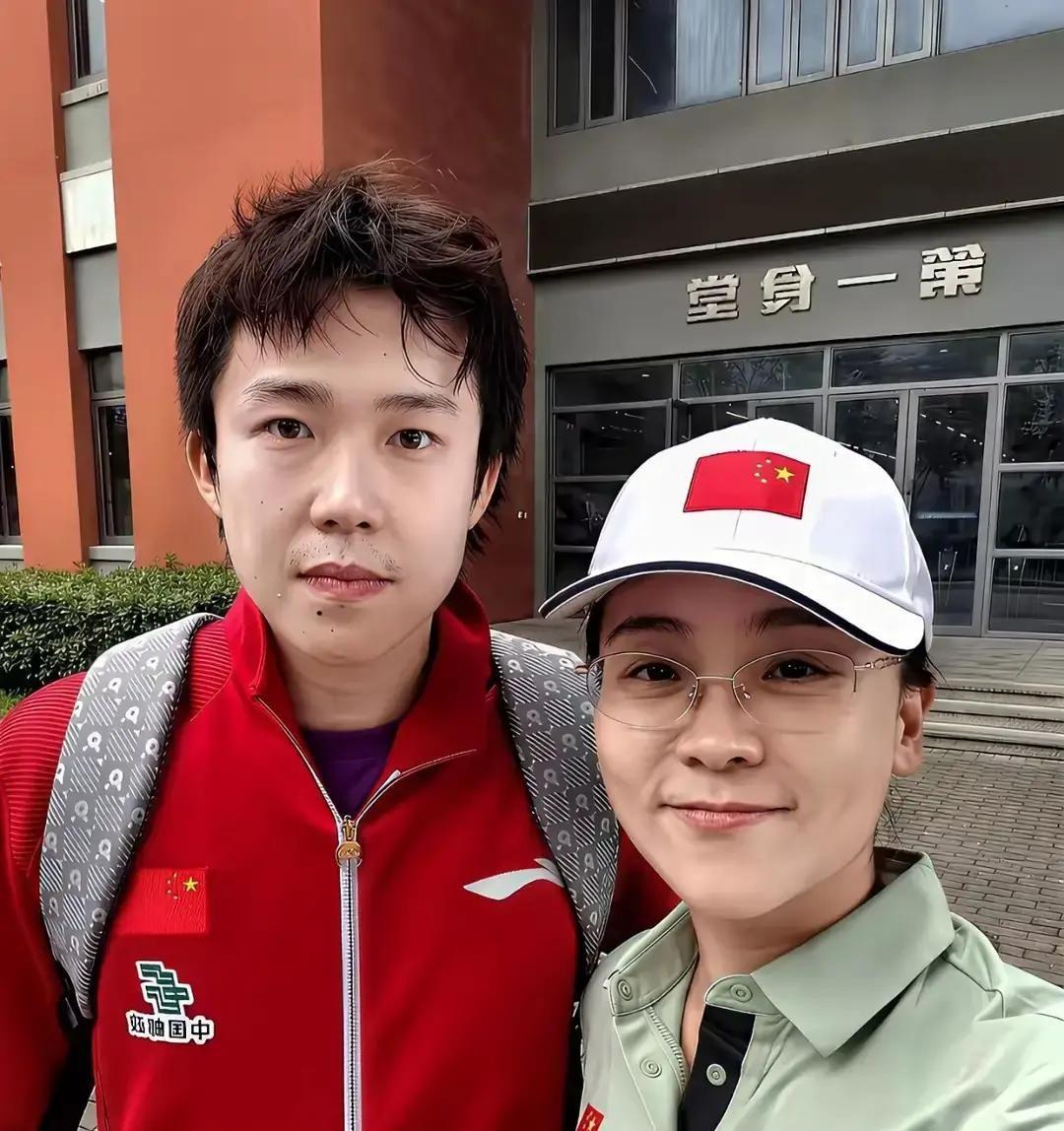 王楚钦头发剪短了。


人看着精神了，可脸上憔悴得挺明显，眼袋也很抢镜。

孙颖莎看上去和五年前没啥差别，不过裤子肥得像裙子似的，第一眼还真让人怀疑她穿了裙子。


蒯曼瘦了一点，脸还是圆嘟嘟的，挺可爱的。

梁靖崑的颜值依旧稳，没什么变化。


目前他们的状态被粉丝们关注着，比赛还在继续。