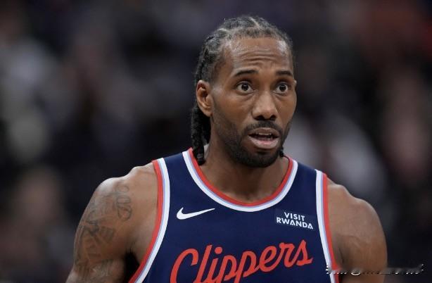依旧是资本家严父，NBA最恪守仁义礼智信的球员。
伦纳德还真是拿快船和赞助商当傻子。
“你不是来打球的，你是来诈骗的。”
“快船不是球队，是ATM。”
“赞助商不是合作方，是提款机。”
最黑色幽默的是伦纳德在此前的采访中发声：我是最讲诚信的人。
联盟在罚快船，快船乖乖掏罚款，背后头条送钱的赞助商不敢