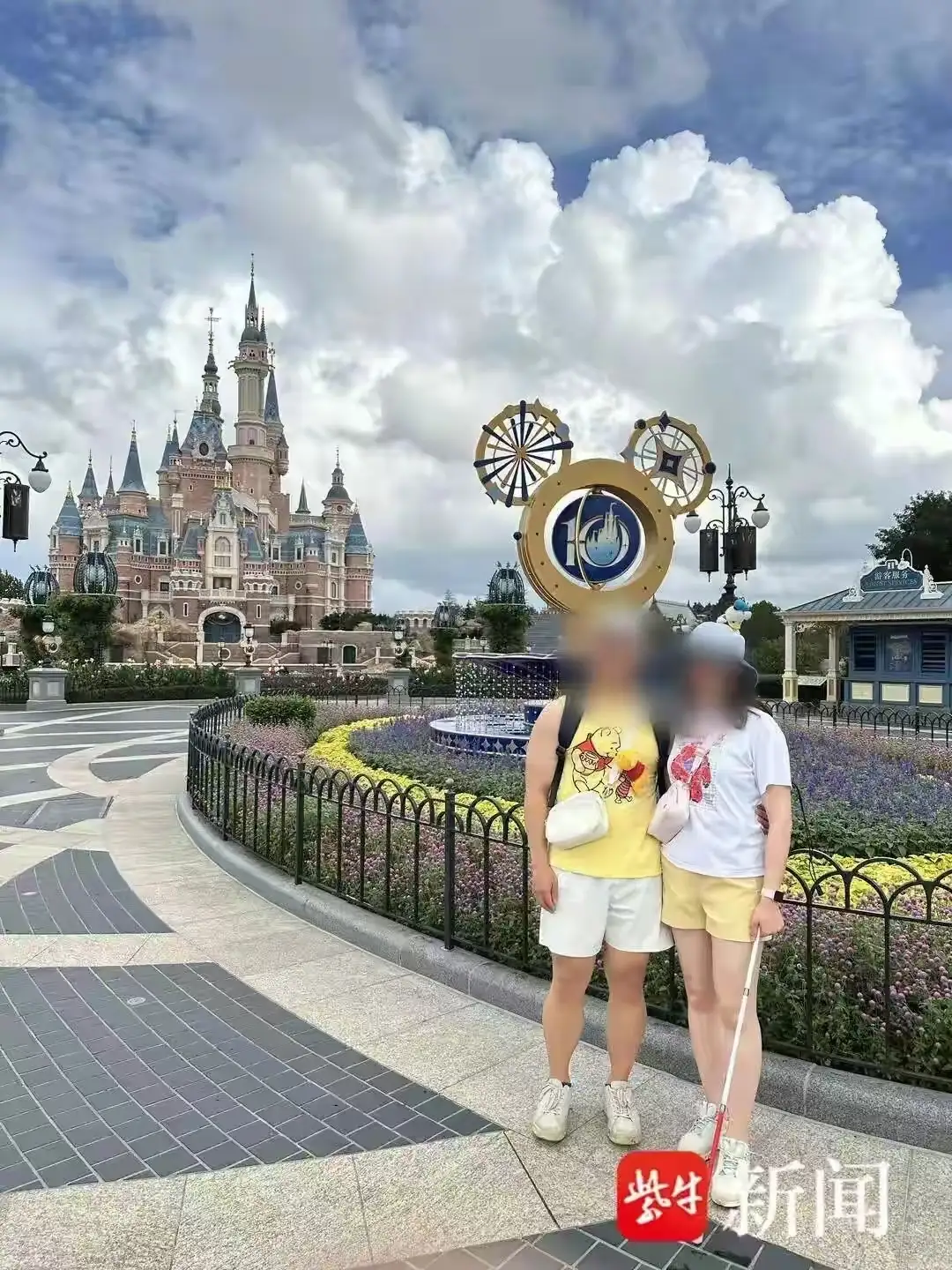 “离大谱！”上海，一有视障的女子，和男友去迪士尼乐园。她入园后办了“残障人士通行服务卡”。女子游玩时，一工作人员竟让她收起盲杖别用，说园区游客多，别碰到别人。女子怒了，收起盲杖，她寸步难行。她愤怒投诉，可她因为看不见，无法指认是哪个工作人员。园区客服回应：盲杖属于棍类，入园建议提前发邮件报备。

9