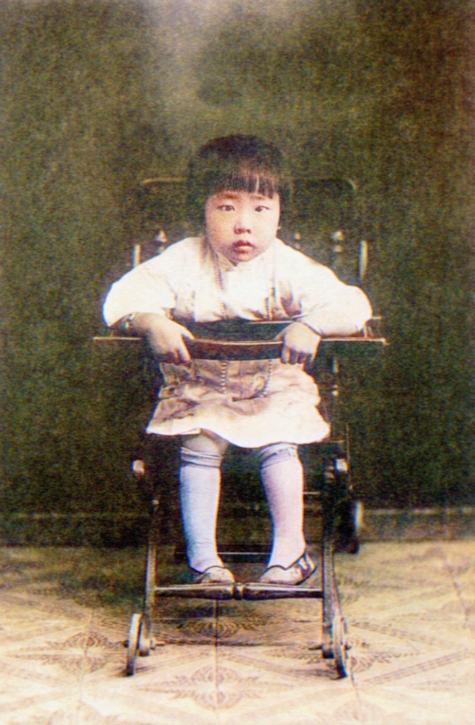 这是王光美2岁时照片，她出生于1921年，父亲王治昌毕业于天津北洋大学堂、日本早