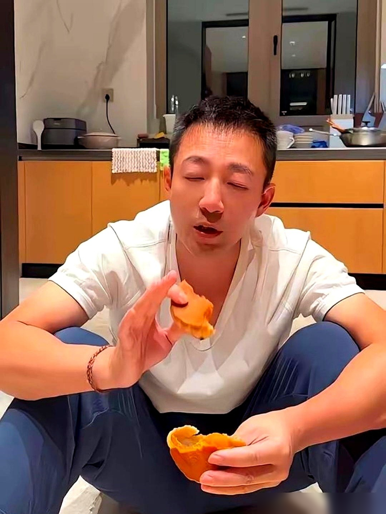 汪小菲直播吃月饼，马筱梅顺手喂了一口，他嚼着嚼着冒出一句，玥儿也爱吃这个。话一出口，他自己先停了半秒，然后低头找水喝，硬是把后半句咽了回去。直播间几万人看着，没人接话，马筱梅只是又掰了一小块递过去，说这个馅不甜。
搁以前，这种时刻够他炸三回。现在这人居然学会收着了。马筱梅说过，俩人吵起来她从不抢话