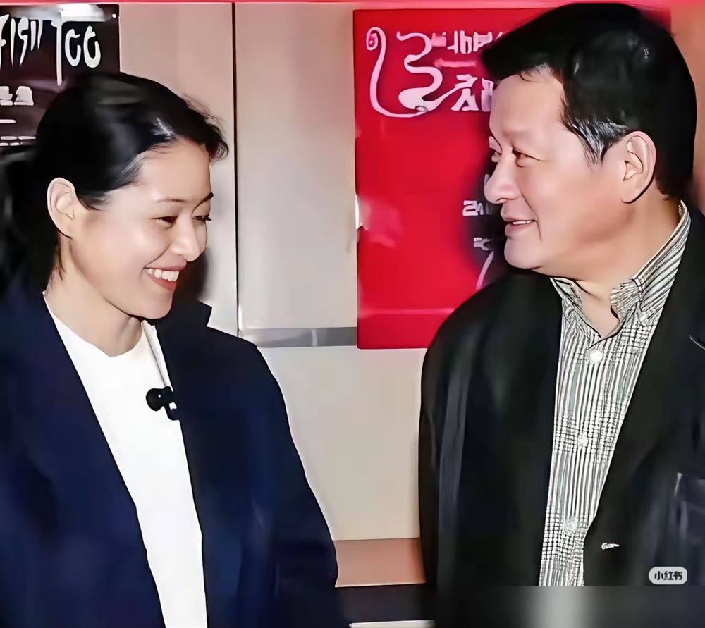 倪萍拿金鸡影后那年，颁奖礼出了个双黄蛋，她和陶红一人一座。台下没人不服。为了演那个黄土坡上的女老师，她提前一个月扎进西北，跟村小老师同吃同住，脸上那两坨高原红，风一吹跟刀割似的。电影横扫金鸡、华表，导演杨亚洲直接拿最佳导演，袁泉最佳女配，全给这部土得掉渣的片子陪跑。后来倪萍嫁了杨亚洲，两人又搭了好几