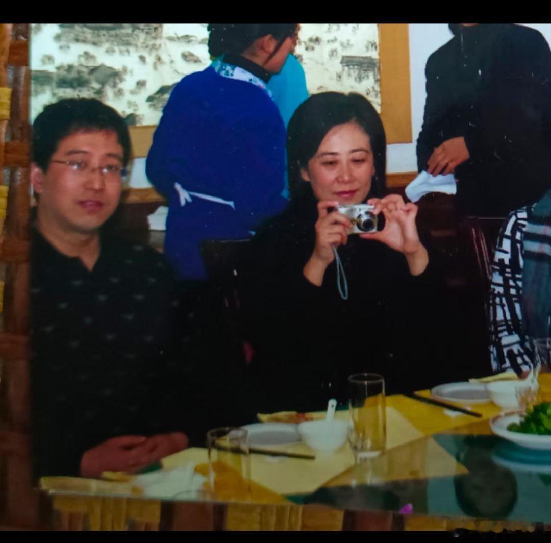 今天发的照片里，都是有我两个同胞弟弟的。小弟弟蔡明东，自幼开始，直到研究生毕业，一直都是能静下心读书学习的学霸型学生，从小到大都是个很优秀的体育健将、是个多才多艺热爱音乐的音乐爱好者和表演者！大弟弟蔡明磊两年前突然急性脑出血去世，如果健在，六十出头。大弟弟蔡明磊是我们姐弟三个当中 ​