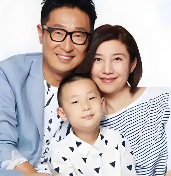 林永健周冬齐当年穷到租房裸婚，真被“不顾家不懂浪漫长得难看”这顿吐槽逼到打离婚报告。文工团相识，他跑龙套她清秀有天赋，2003年领证没排场，头几年他闷头拼事业，她咽下委屈，吵急了不是网上说的“你这副丑相”那种爽文对白，而是军婚要走组织程序，宋丹丹还帮着借首付缓局，2005年他靠春晚小品翻身，2010