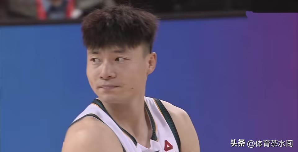 终于懂了！辽篮球迷为何一直反感鄢手骐？三点原因太真实
为什么鄢手骐年年被吐槽、年年不被看好，却始终稳坐辽宁轮换？球迷反感他根本不是偏见，是实实在在的赛场问题！

第一，能力平庸，进步极慢。打了这么多年CBA，技术、速度、投射、突破始终没有质变。场上失误多、犹豫多、不敢对抗，关键时刻完全靠不住，个人硬