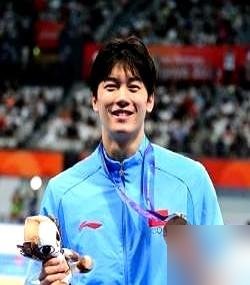 47秒61，就赢0.04秒，韩国人炸了。
他们说潘展乐是占了身高臂展的便宜，跟游泳技术没关系。说这种话的人，怕是忘了泳池里从来不缺长胳膊长腿的。
潘展乐自己说得更狠：“冠军赛没游过别人，只有这一个有亚运会资格。”一个只有单项资格的人，上去就把金牌摘了。这就是天赋加苦练，没别的。
这届亚运会，中