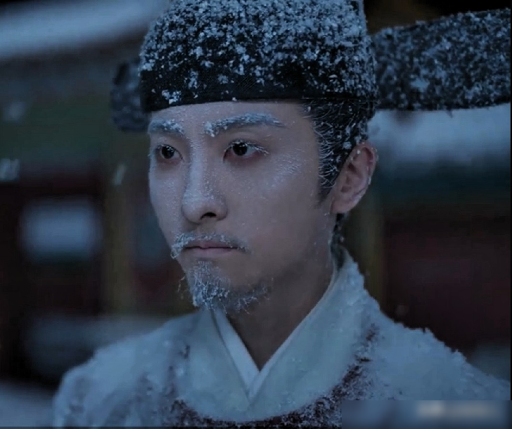 39岁，从黄昏跪到天亮，活活冻死在雪里。
就为了弹劾一个作恶的太监，韩梁把命搭进去了。新帝冷漠，宦官当道，他一个人跪在御书房外，没人理。
观众一边哭一边骂，说他清高、通透、白月光。但更多人说，他太刚了，书本里的风骨，在朝堂上根本撑不起一个女人。
再看林锦岐，知道兰香身世后，当众把账本、腰扇、画