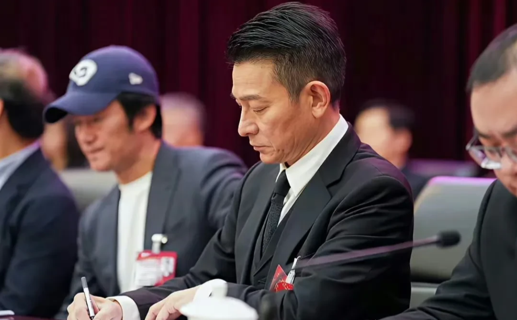 64 岁的刘德华，依旧保持出众的状态。如今他担任中国电影家协会副主席，在本届 12 位副主席当中，他也是唯一一位香港演员。
 
2005年，香港电影市场正处在低谷期，很多年轻导演拿着剧本四处碰壁，找不到投资。

刘德华看在眼里，发起 “亚洲新星导计划”，投入资金专门扶持有想法但没资源的新人导演。