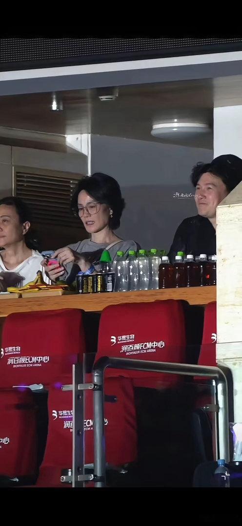 那英演唱会惊喜！王菲到场，全程笑意满满，状态超棒。 ​