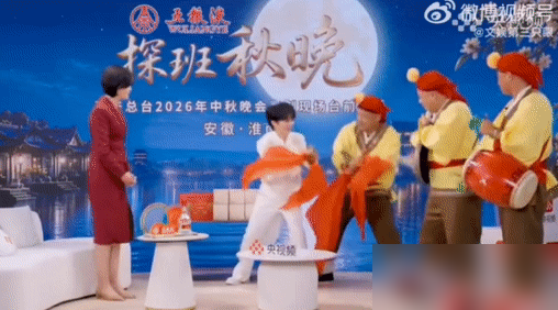 周深上央妈节目，打个钹都打出一堆热搜表情包！
这次央台非遗互动，他上手打小钹，节奏感一点不怯场，蹦蹦跳跳的表情直接被网友截疯了。
其实这早就是他的常规操作。跑男那么多季，趾压板疼到脸变形，猜歌把正确答案排除当场懵，跟嘉宾互动随便一个反应就是素材，表情包小王子的名号早坐实了。
能放下身段玩得起的