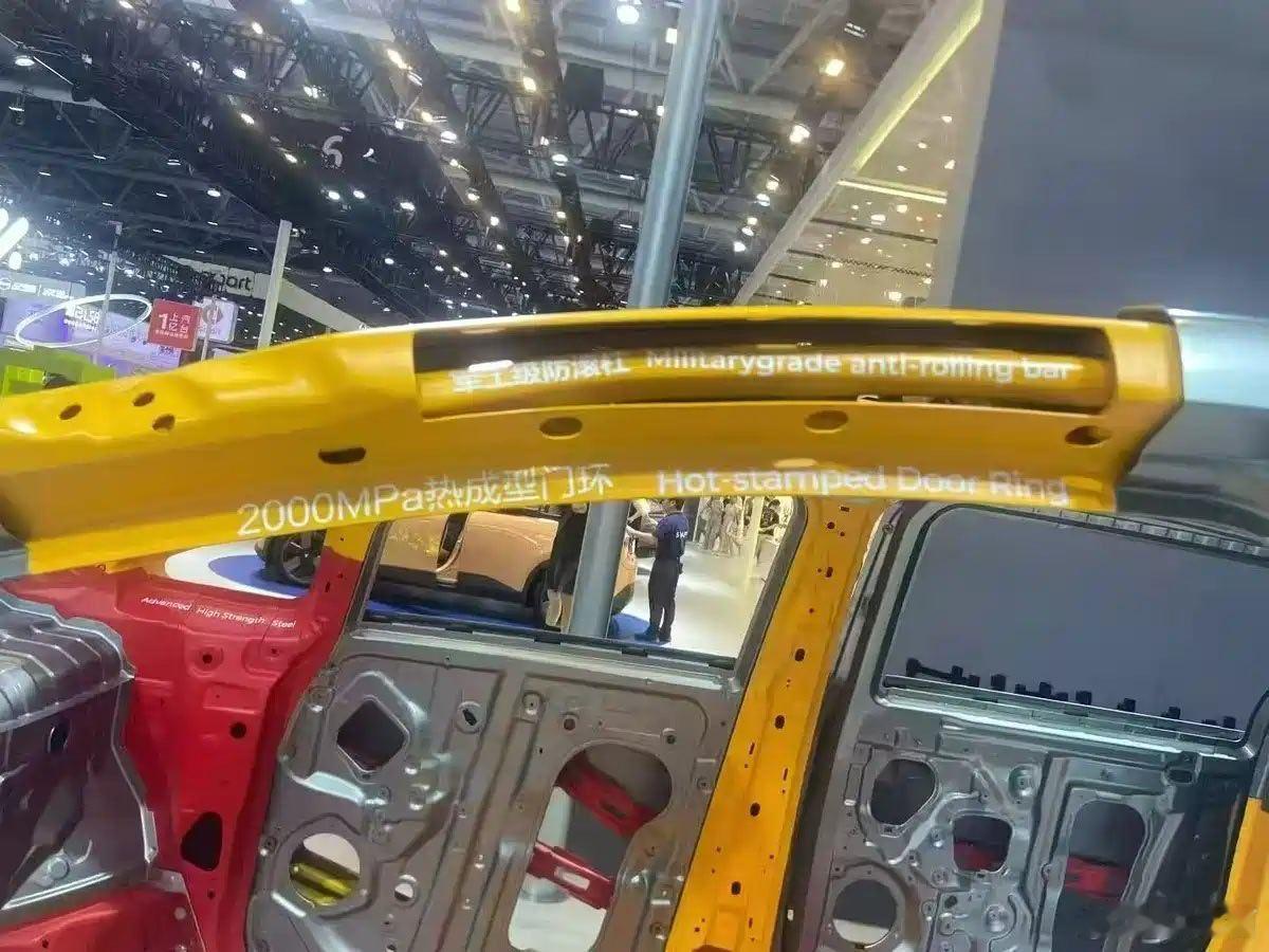 极狐问道V9作为一款中大型MPV，在空间、环保和智驾方面展现出了强大的综合实力。
 
在空间表现上，问道V9拥有5300mm的车长和3200mm的轴距，采用2+2+3的七座布局，内部空间极为宽裕。第二排配备了独立零重力座椅，支持通风、加热、16点按摩及小憩模式，舒适度拉满。第三排也并非“小板凳”，成年人乘坐 ​