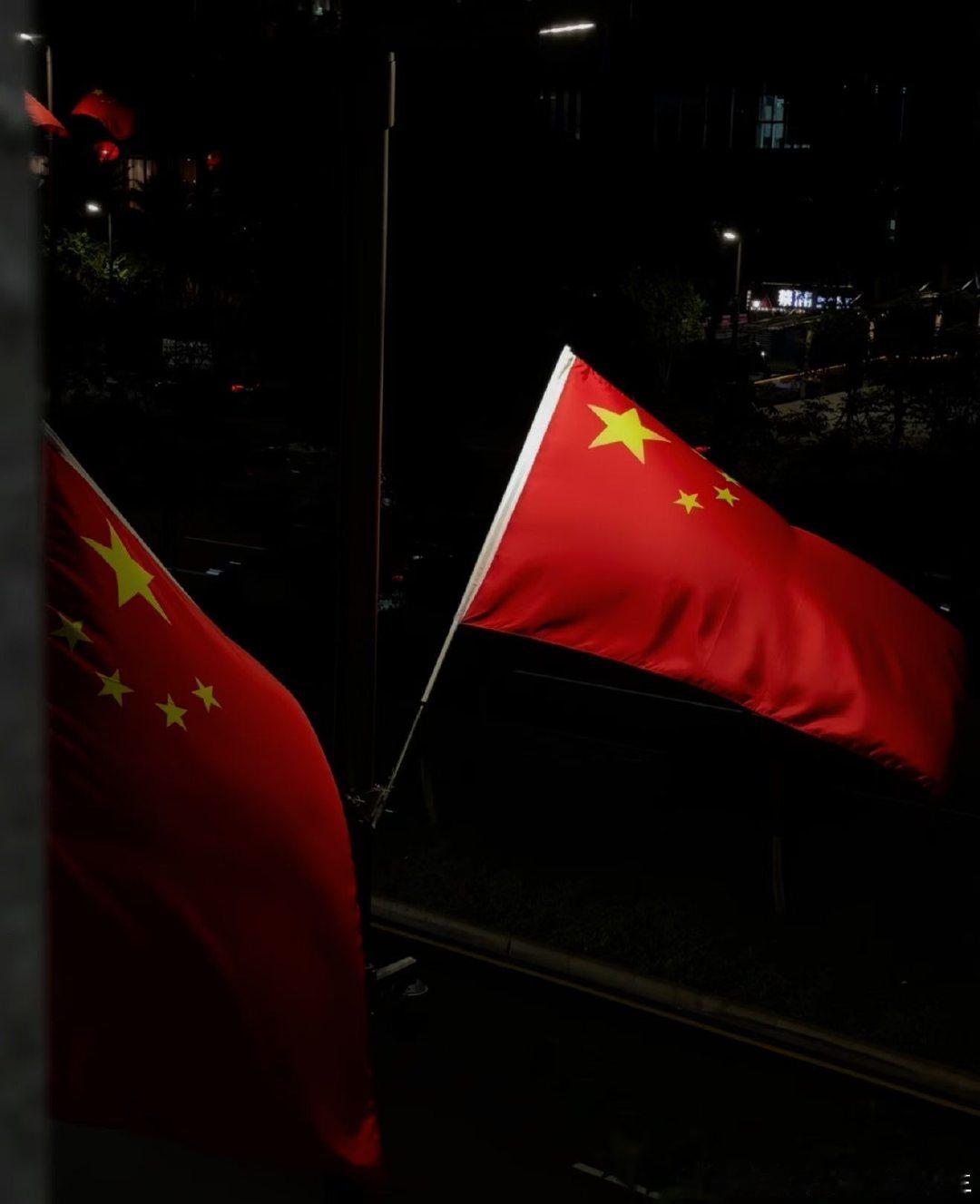 #靳东[超话]# 
🇨🇳 在我喜欢的秋天
有着耀眼的中国红
靳先生节日愉快 ​