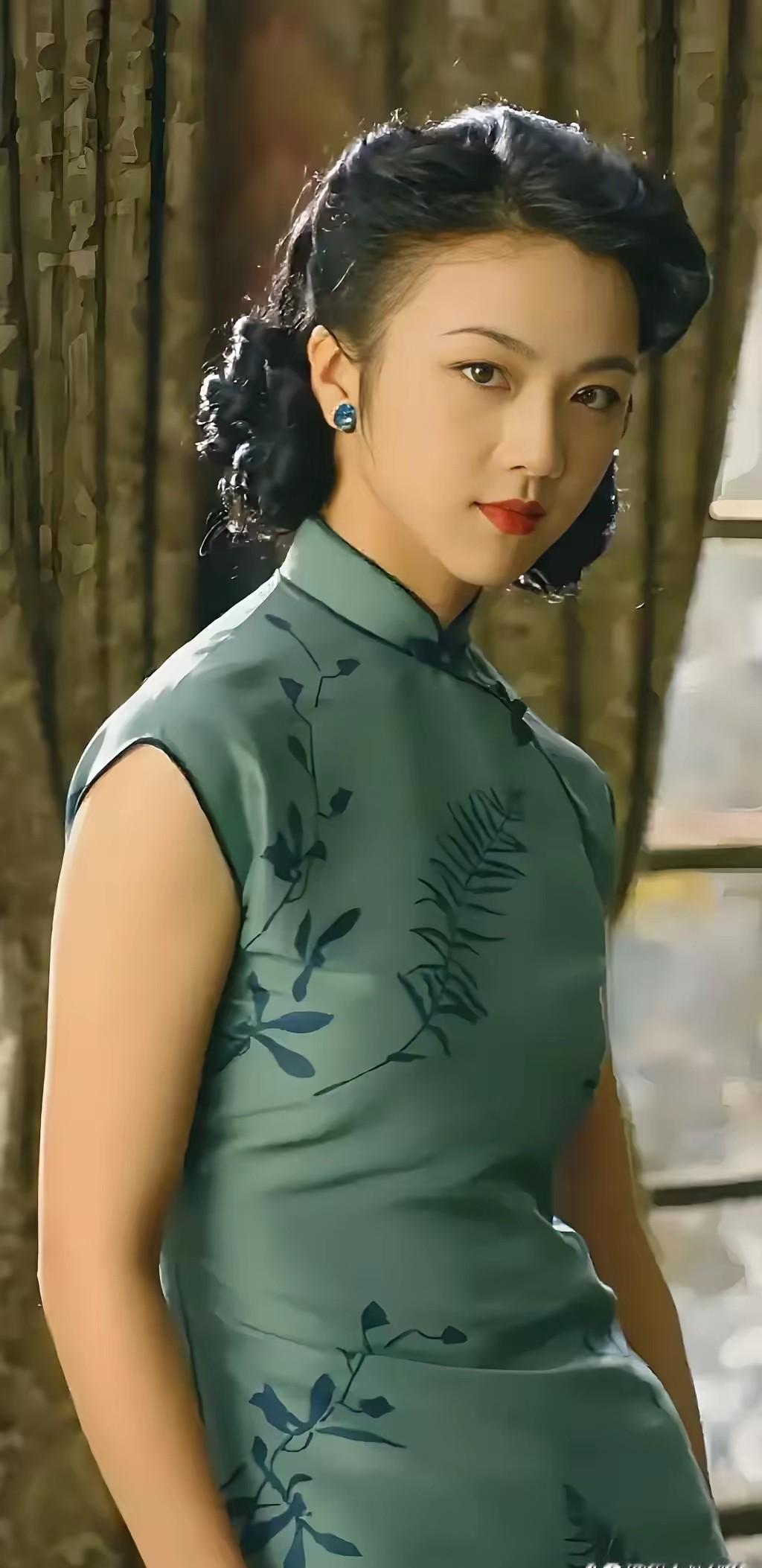 汤唯当年拍《色戒》，当时的男朋友不同意，可她还是坚持去了，后来两个人也确实分了手。
很多人分析她这笔账算得多划算，但我其实就一直在想她当时收拾箱子要走的那一刻。
那个男朋友可能对她挺好的，感情也是真的，但对面是李安。
一个演员等了那么久，可能就这一次翻身的机会。
如果因为对方一句“我不喜欢你拍这个”